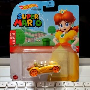 Hot Wheels Super Mario  PRINCESS DAISY Character Car NEW L👀K